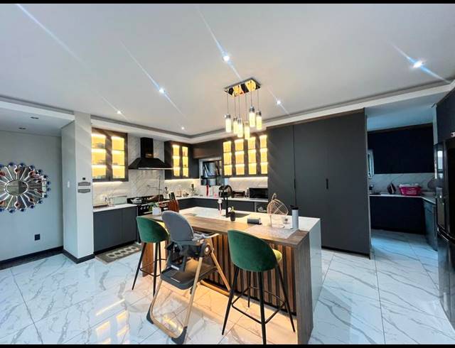 4 BEDROOM HOUSE FOR SALE IN BLUE VALLEY GOLF ESTATE